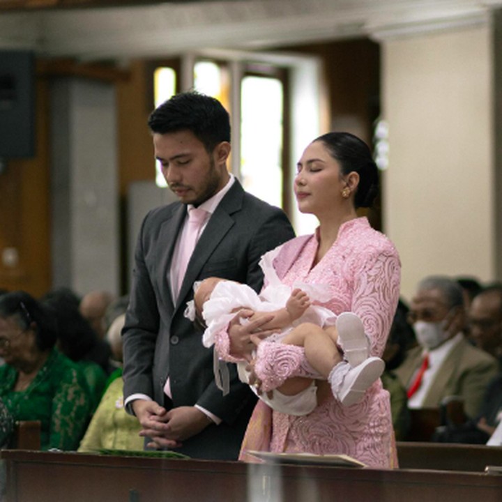 <p>Seperti yang diketahui, Jessica dan Yakup menikah pada 5 Mei 2023. Rumah tangga ini kemudian diwarnai dengan kehadiran Kyarra yang lahir pada 20 Maret 2024 dan kini telah menginjak usia satu tahun. (Foto: Instagram@jscmila)</p>