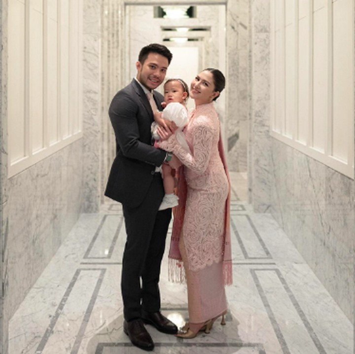 <p>Kabar itu dibagikan langsung oleh Jessica melalui beberapa foto yang diunggah di akun Instagram pribadinya. Ia dan sang suami terlihat tak bisa menyembunyikan kebahagiaannya melihat sang putri telah dibaptis. (Foto: Instagram@jscmila)</p>