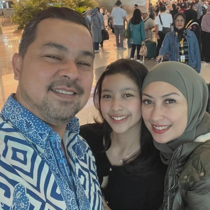 <p>Selama 18 tahun menikah, rumah tangga Annisa Trihapsari dan Sultan Djorghi jauh dari gosip miring. Saat ini, keduanya tengah menikmati peran sebagai orang tua, Bunda. Dari pernikahannya, Annisa dan Sultan dikaruniai seorang putri bernama Aquene Aziz Djorghi yang saat ini sudah beranjak remaja. (Foto: Instagram @hapsarianissa29/ @djorghisultan)</p>