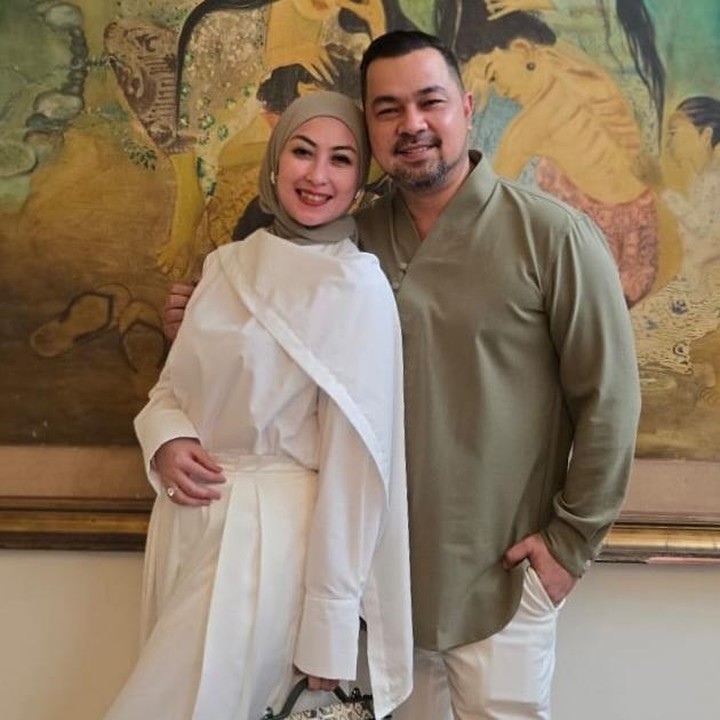 <p>Annisa juga membuat unggahan di hari ulang tahun pernikahannya. Ia mem-posting video yang berisi foto-foto pernikahannya dengan Sultan 18 tahun lalu. Di unggahan lain, Annisa membagikan momen <em>quality time</em>-nya bersama sang suami. "Ya Allah, kami bersyukur atas anugerah pernikahan yang telah Engkau TITIP kan kepada kami. BISMILLAH pernikahan kami menjadi pernikahan yang diridhoi-Mu, berkah, #sakinahmawaddahwarahmah dan penuh dengan kebahagiaan dunia Surga. Saling Belajar Mencintai Kekuraangan. Kelebihan BONUS Dari ALLAH swt," ujarnya. (Foto: Instagram @hapsarianissa29/ @djorghisultan)</p>