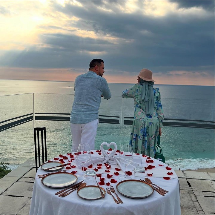<p>Melalui unggahan di Instagram, Annisa dan Sultan membagikan momen romantis di hari spesial itu. Sultan secara khusus menuliskan caption mendalam di wedding anniversary-nya dengan Annisa. "Tidak terasa sudah 18 tahun. Saling MENCINTAI KEKURANGAN… <em>Bismillah</em> yakin karna Allah sampe surga nya Allah kita bersama. Alfatihah," tulisnya. (Foto: Instagram @hapsarianissa29/ @djorghisultan)</p>