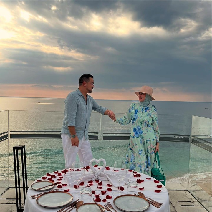 <p>Di hari ulang tahun pernikan ke-18, Annisa dan Sultan membuat perayaan yang <em>intimate</em>. Keduanya menghabiskan waktu dengan makan romantis dengan pemandangan laut dan langit menjelang senja yang cantik. (Foto: Instagram @hapsarianissa29/ @djorghisultan)</p>