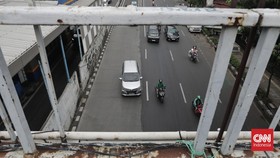 FOTO: Besi Pagar JPO di Depan Smesco Jaksel Banyak yang Hilang