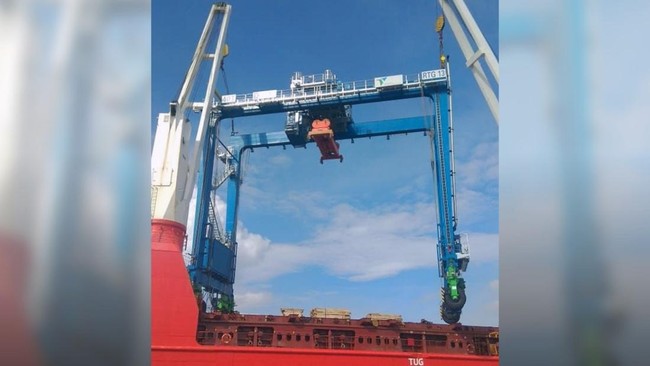 Pelindo Petikemas klarifikasi insiden robohnya RTG di TPK Bitung, pastikan alat baru, rutin dirawat, dan tidak ada korban jiwa, masih investigasi.