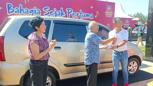 Ribuan masyarakat memadati Alun-alun Tigaraksa, Kabupaten Tangerang, Banten, dalam gelaran Daihatsu Kumpul Sahabat, Minggu (18/5).