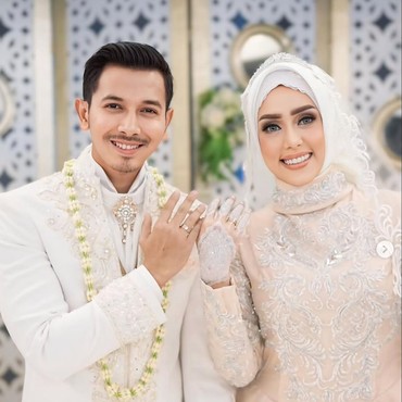 8 Tahun Arungi Biduk Rumah Tangga, Fairuz Sebut Sonny Septian Kado Terindah