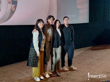 img-title Arti Tangga Putar dan 13 Potret Sheila Dara di Poster 'Sore: Istri dari Masa Depan'