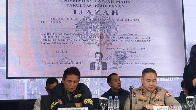 Penampakan Ijazah Jokowi saat Dipamerkan di Konpers Bareskrim Polri Bareskrim Polri tampilkan foto ijazah S1 Jokowi, menyatakan ijazah tersebut asli. Penyelidikan dugaan ijazah palsu dihentikan karena tidak ada tindak pidana.