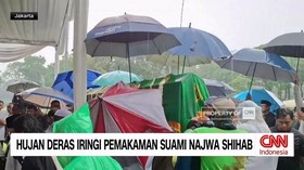 VIDEO: Hujan Deras Iringi Pemakaman Suami Najwa Shihab