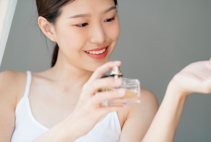 Hanya menggunakan parfum tanpa mandi tidak efektif untuk menghilangkan atau menutupi bau badan. Parfum dengan aroma kuat bisa bercampur dan memperkuat bau badan yang sudah ada.