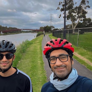 Ikut Masuk ke Liang Lahad, 7 Potret Kedekatan Izzat Putra Najwa Shihab & Mendiang Ayah