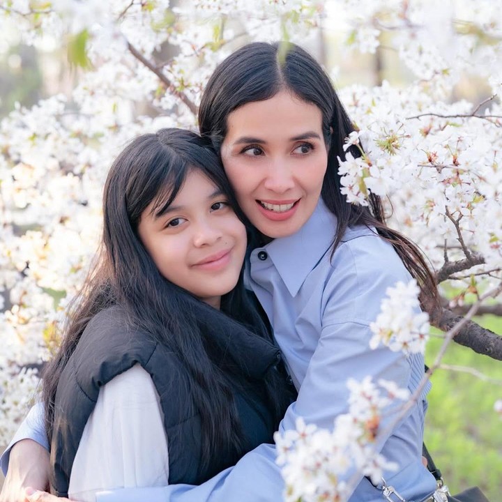 <p>Bukan hanya itu, banyak juga netizen yang menyebutnya sebagai kembaran sang Bunda karena paras mereka tampak mirip sekali. “Kembaran mama banget ini mah,” tulis akun <em>@dienpo****.</em> “Foto copy bangeeet mama nya ,” tulis akun <em>@dwi8****. </em>(Foto: Instagram@marshatimothy)</p>