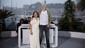 FOTO: Julian Assange 'Bawa' Anak-anak Gaza ke Cannes 2025