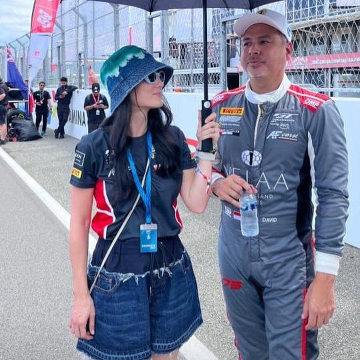 <p>Tak hanya itu, Julie juga sampai turun ke perlintasan untuk memayungi suami tercintanya ini. “<em>Umbrella girl</em> dadakan,” tulis Julie, dikutip dari laman <em>Instagram@julstelle,</em> Kamis (22/5/2025). Pasangan ini romantis sekali, bukan, Bunda? (Foto: Instagram@julstelle)</p>