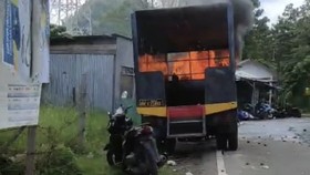 Demo Mahasiswa Uncen Papua Ricuh, Truk Polisi Dibakar