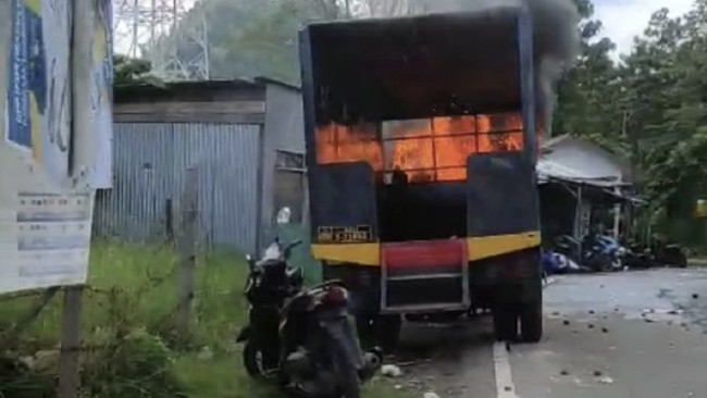Demo Mahasiswa Uncen Papua Ricuh, Truk Polisi Dibakar Mahasiswa Universitas Cenderawasih demo menolak kenaikan UKT. Demo diwarnai kericuhan nan mengakibatkan empat polisi terluka dan satu truk polisi dibakar.