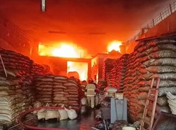 Gudang Kemiri di Surabaya Terbakar Hebat