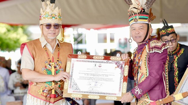 Gelar ini mengantar Zulhas menjadi Keluarga Besar Masyarakat Hukum Adat Dayak Kalteng yang menjunjung nilai-nilai "Belom Bahadat" sesuai filosofi "Huma Betang".