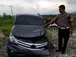 Minibus Terguling di Tol Cisumdawu Km 172, 7 Orang Terluka