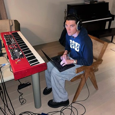 Lirik Lagu Act My Age - LANY