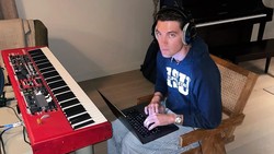 Lirik Lagu Act My Age - LANY