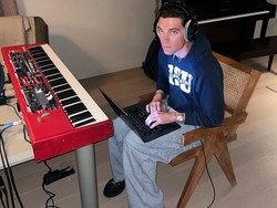 Lirik Lagu Act My Age - LANY