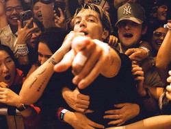 Lirik Lagu Make Me Forget - LANY