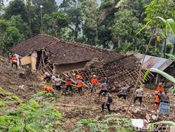 Alat Berat Mulai Beroperasi Cari 6 Korban Longsor Trenggalek