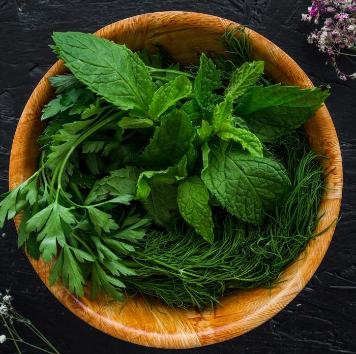 Aroma mint yang segar dan khas kerap disukai manusia, kecuali lalat dan hama lainnya. Sehingga tanaman ini bisa membantu mengusir lalat dari rumah.