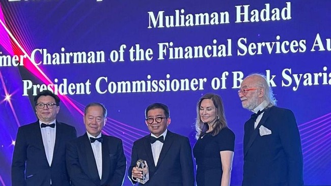 Muliaman Hadad Raih Lifetime Achievement Award dari Asian Banker Muliaman Hadad menerima penghargaan William Seidman Award for Lifetime Achievement in Leadership in the Financial Services Industry dari The Asian Banker.