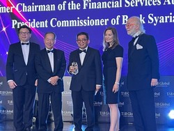 Eks Bos OJK Muliaman Hadad Dapat Penghargaan Internasional