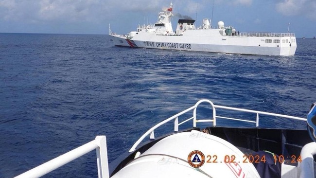 Filipina Murka, China Tabrak Kapal dan Tembakkan Meriam Air Pemerintah Filipina murka usai menuding penjaga pantai China melakukan tindakan agresif dengan menembakkan meriam air dan menabrakkan kapal milik mereka.