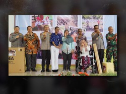 Wujud Cinta Kasih, Polisi Beri Kado Alat Musik ke SLB di Bekasi