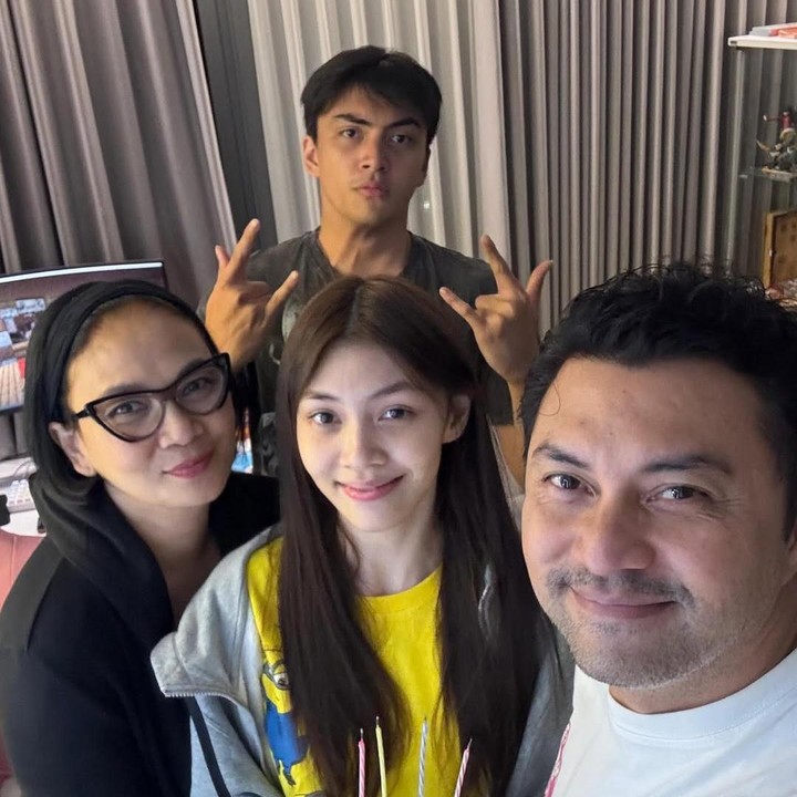 <p>Sasikirana Zahrani Asmara adalah putri dari pasangan artis Dian Nitami dan Anjasmara. Perempuan yang akrab disapa Sasi itu adalah anak pertama dari dua bersaudara. Sasi memiliki seorang adik laki-laki bernama Arka Setya Andipa Asmara. (Foto: Instagram @bu_deedee)</p>