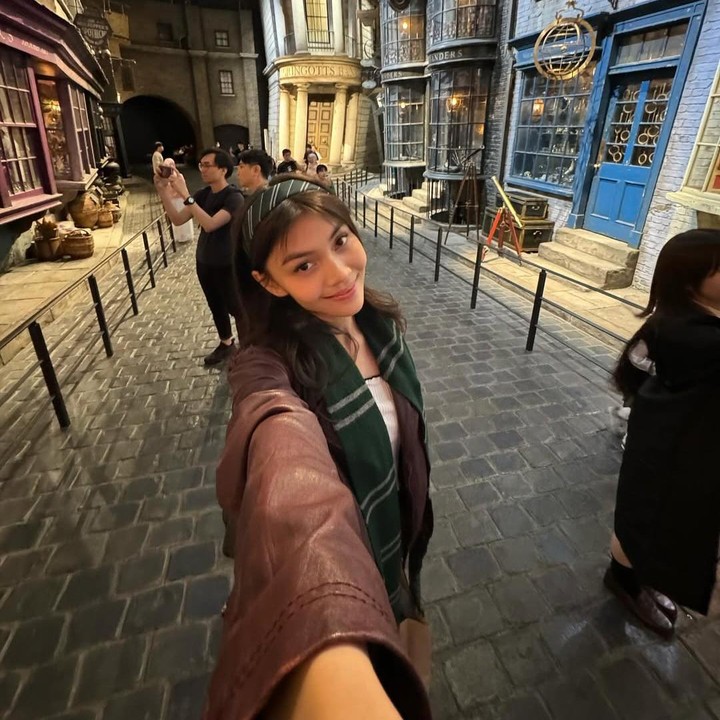 <p>Di tengah kesibukannya kuliah, Sasi tetap menyempatkan diri untuk <em>traveling</em>. Melalui unggahan di Instagram, Sasi sering mengunggah momen <em>traveling</em> ke luar negeri, seperti Austria, Jepang, dan Korea Selatan. (Foto: Instagram @sasiasmara)</p>