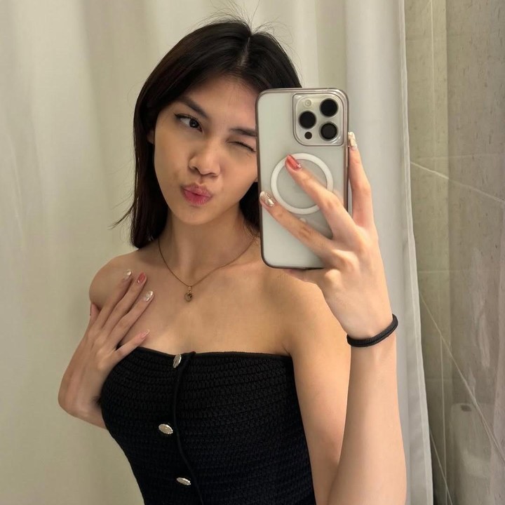 <p>Paras cantik Sasi kerap mencuri perhatian, Bunda. Banyak netizen meninggalkan komentar pujian pada unggahan foto-foto Sasi di Instagram. "Cantik banget," tulis @me***. "Cantik dan <em>smart</em>," ungkap akun @kr***. "Anjasmara + Dian Nitami =<em> pretty young lady</em>," ujar @to***. (Foto: Instagram @sasiasmara)</p>