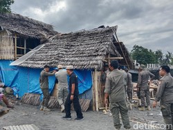 Puluhan Kios Pedagang di Pantai Labuhan Haji Dibongkar Aparat