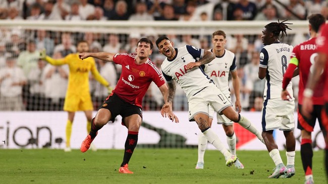 Harry Maguire dan Cristian Romero menampakkan contoh yang tak patut ditiru dalam laga Tottenham Hotspur vs Manchester United di final Liga Europa.