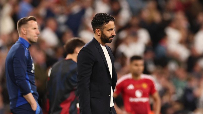 Ruben Amorim pasrah setelah Manchester United gagal meraih trofi musim ini dan terpuruk di papan bawah liga Inggris.