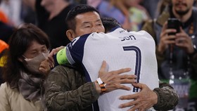 FOTO: Pelukan Ayah Bikin Son Heung Min Menangis