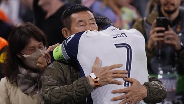 Sorotan Dunia Olahraga CNN Sport : FOTO: Pelukan Ayah Bikin Son Heung Min Menangis