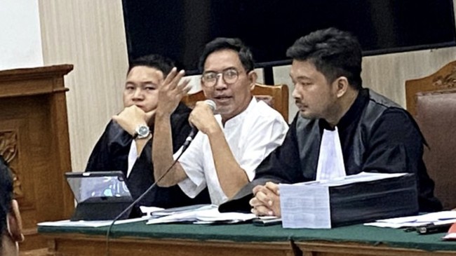 Terdakwa Kasus Judi Online Bantah Budi Arie Dapat Jatah Dana Judol Terdakwa kasus judi online Zulkarnaen membantah keterlibatan mantan Menkominfo Budi Arie Setiadi di kasus judol.