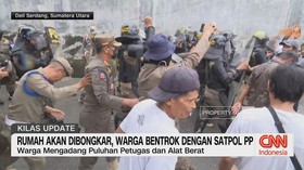 VIDEO: Rumah Akan Dibongkar, Warga Bentrok Dengan Satpol PP