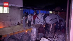 VIDEO: Bantuan Pertama Tiba, Warga Gaza Serbu Muatan Truk