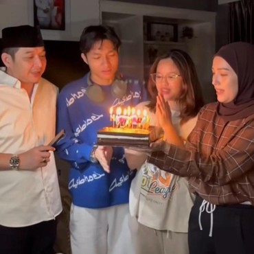 Dipeluk Ibu Sambung, 7 Potret Kiesha Alvaro Dapat Kejutan Ultah dari Pasha Ungu & Adelia