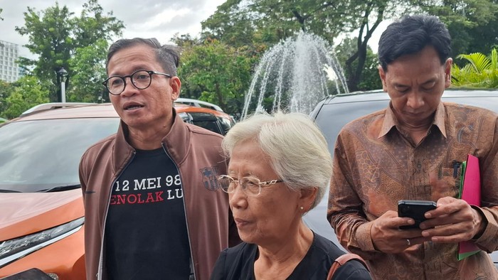 Direktur Eksekutif Amnesty Internasional Indonesia, Usman Hamid, di Balai Kota Jakarta, Kamis (22/5/2025).