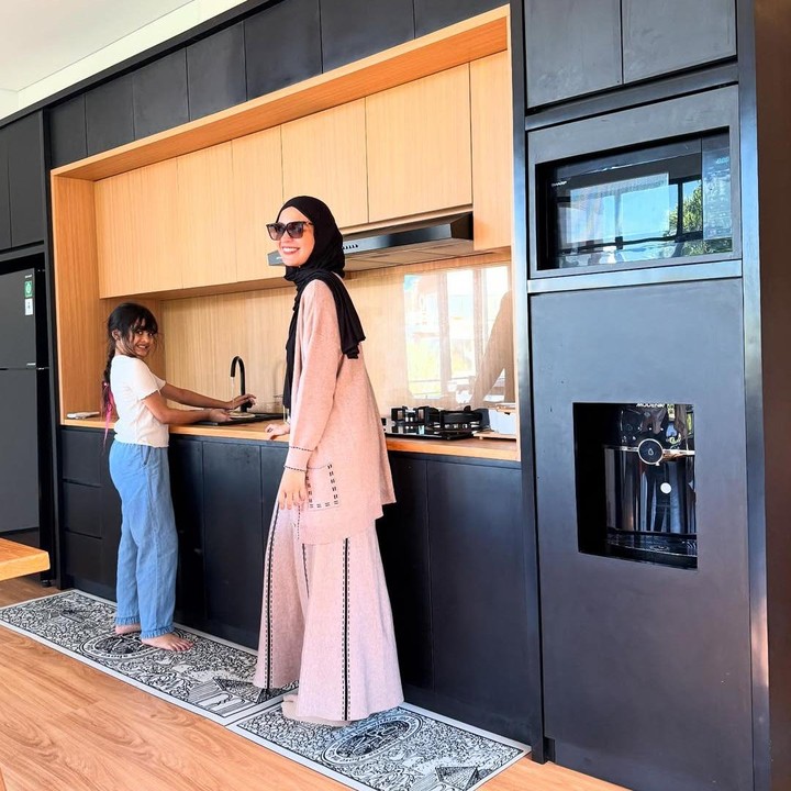 <p>Vila yang dibangun di puncak ini didesain dengan konsep minimalis yang bergaya modern. Dari ruang dapur hingga kamar tidur, Shireen dan sang suami banyak menggunakan ornamen kayu untuk lantai hingga furnitur utama. (Foto: Instagram @shireensungkar)</p>