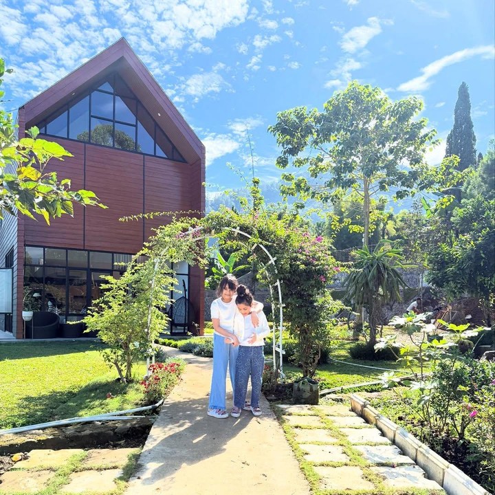 <p>Pasangan Shireen Sungkar dan Tengku Wisnu memiliki vila yang cukup mewah di kawasan Puncak. Vila ini baru saja selesai dibangun oleh keduanya. Melalui unggahan di Instagram, Shireen menunjukkan suasana vila milik keluarganya yang asri. (Foto: Instagram @shireensungkar)</p>