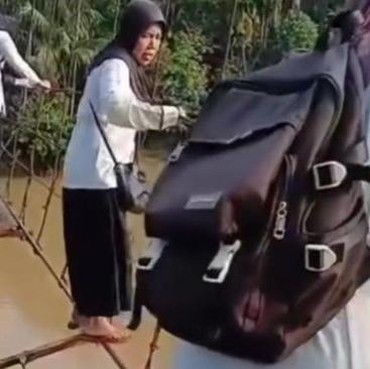 Guru yang Lewati Jembatan Rusak Tiba-tiba Minta Maaf, Bahas Institusi Pemerintah