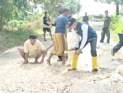 Guyub Rukun Warga Pamekasan Swadaya Perbaiki Jalan Bareng Dinas PUPR